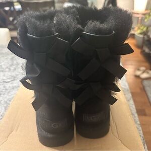 UGG Bailey Bow II size 5